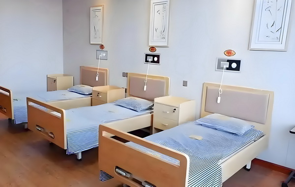 不会唱歌却开演唱会，58岁的郑伊健消费情怀？