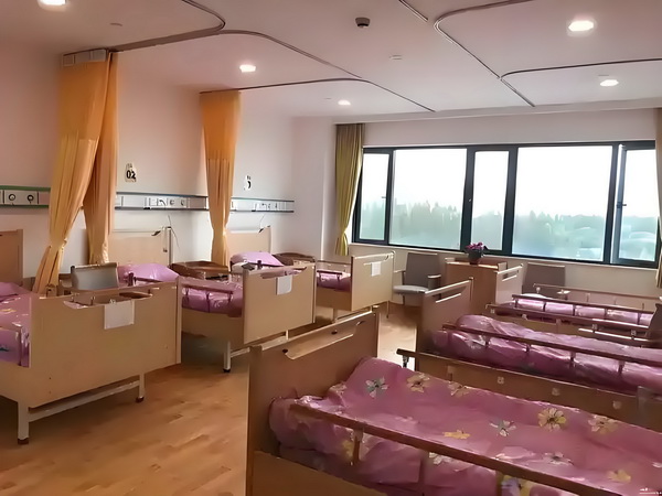 记者：阿代米赛后在更衣室和大家说了很抱歉，他很难过