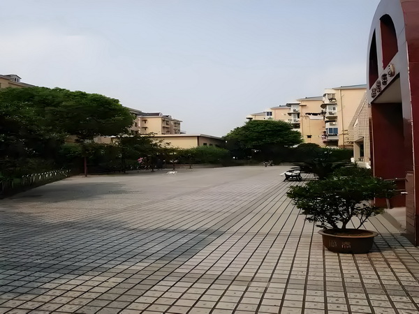 很显然，两名男子都对对方是张某丈夫、孩子父亲的身份感到震惊。